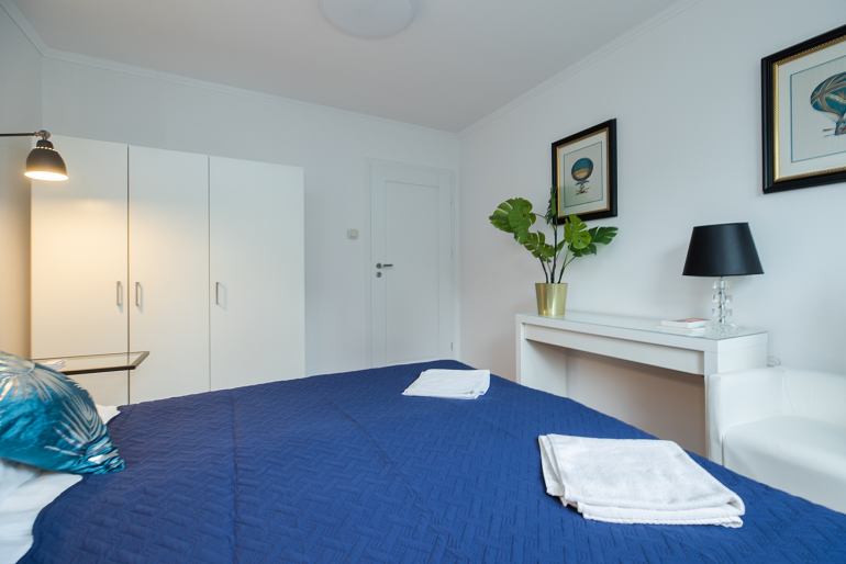 Cozy bedroom near Rondo ONZ in Warsaw – perfect short-stay accommodation for tourists